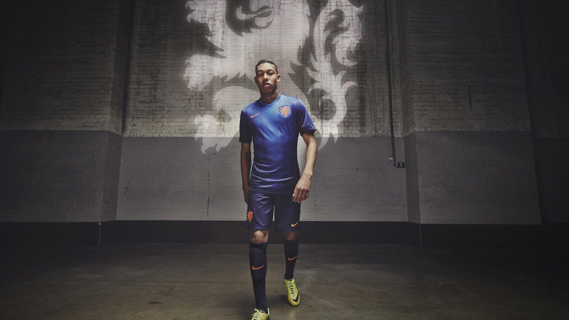 热刺球迷返程受阻或错失夺冠庆典，铁杆调侃，干脆移民西班牙！